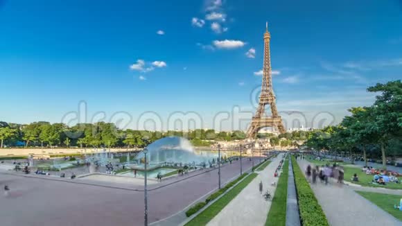 埃菲尔铁塔的日落景色随着喷泉在法国巴黎的Jardins杜特罗卡德罗视频的预览图