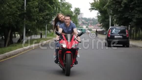 一对情侣骑着摩托车在城里视频的预览图