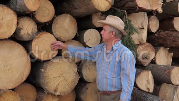 帽子里的一个老人在镜头里诉说着树木枯萎的原因视频的预览图
