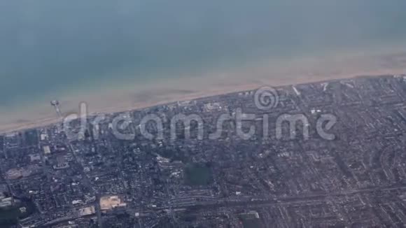 英国英国2019年4月19日从商业航班窗口俯瞰英格兰南部海岸视频的预览图