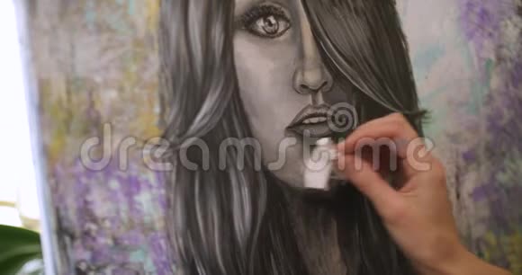 女孩艺术家完成画一幅画艺术家在她的车间里用丙烯酸颜料描绘画布上的画面视频的预览图