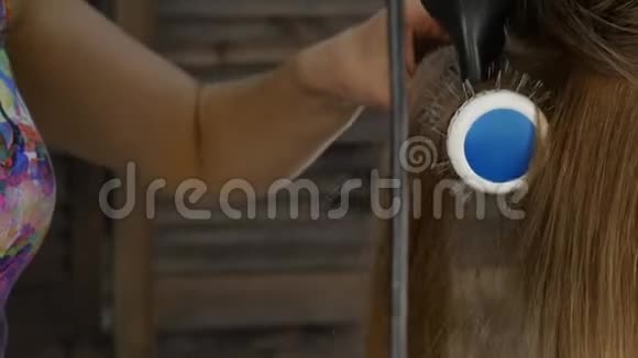美容院的美女专业的理发师使用吹风机慢动作视频的预览图