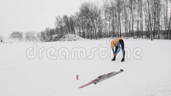 滑雪者在到达前热身视频的预览图