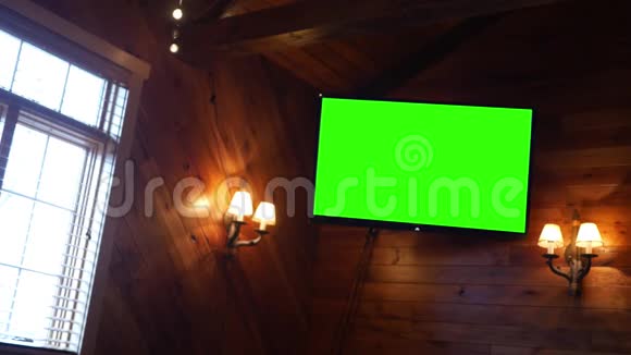 餐厅墙壁上的绿色屏幕电视视频的预览图