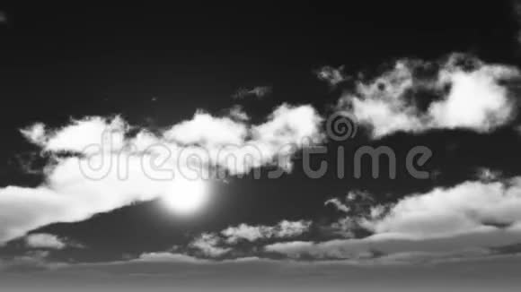 4k延时运行云覆盖太阳黑白视频的预览图