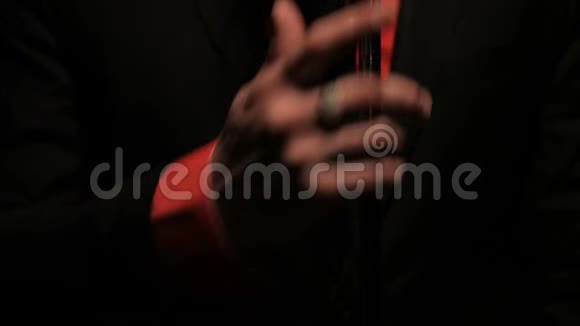 这位歌手把手放在麦克风支架上视频的预览图
