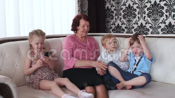 小孩子和奶奶坐在沙发上视频的预览图