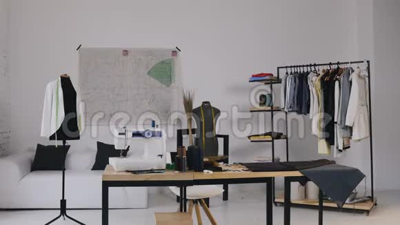 阿泰利埃时尚设计工作室一个时尚的缝纫工作室里面有缝纫机线圈线各种视频的预览图