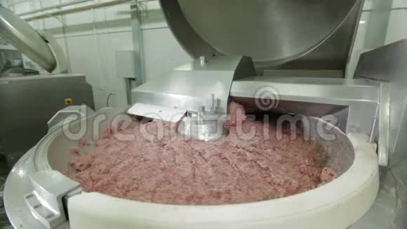 碗式切肉机切肉机切肉香肠肉卷机视频的预览图