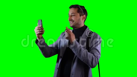 一个男人正在用手机视频通话视频的预览图