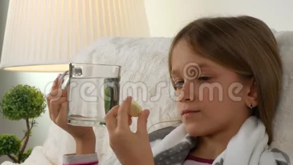 生病的孩子生病的女孩喝泡腾维生素悲伤的孩子4K视频的预览图