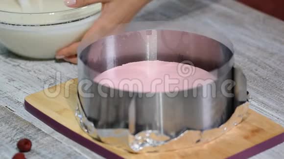 做自制摩丝蛋糕浇上了表格里的白巧克力慕斯视频的预览图