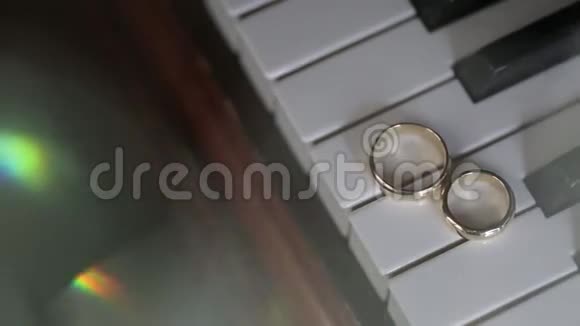 钢琴婚戒宏观特写镜头钻石珠宝视频的预览图
