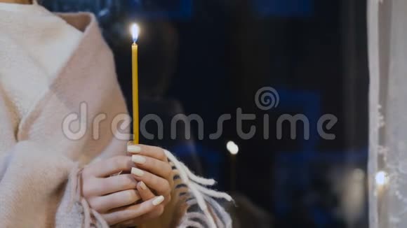 手里拿着蜡烛在格子布下燃烧的女性视频的预览图