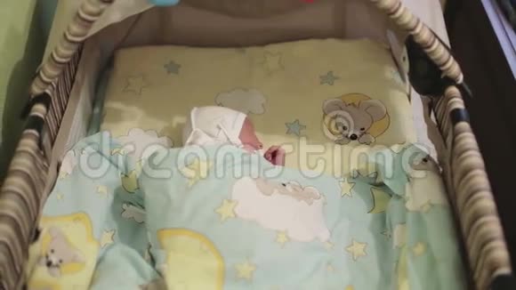 一个新生儿躺在儿童床上视频的预览图