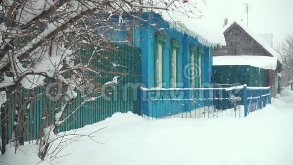 冬天俄罗斯木制房子视频的预览图