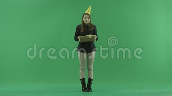 美女打开空生日礼物绿色关键背景视频的预览图