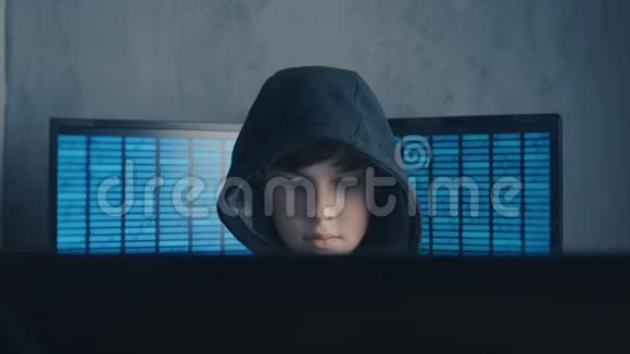 一个天才男孩黑客巨人在秘密数据中心工作的引擎盖的肖像视频的预览图