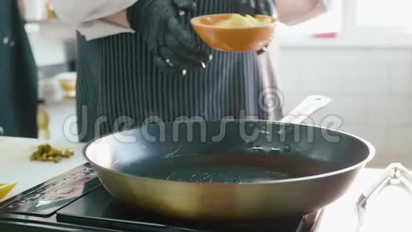 专业厨师把切好的土豆放入炸锅中的商业厨房视频的预览图