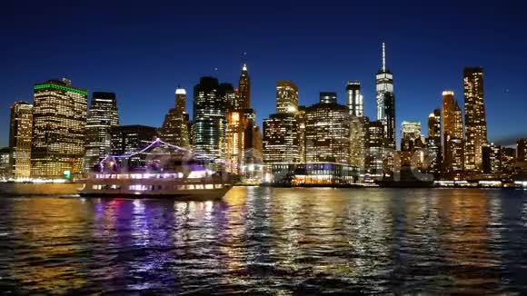 夜间航行哈德逊河城市景观曼哈顿下城视频的预览图