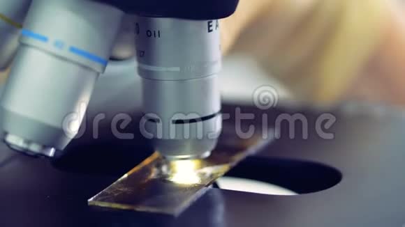 显微镜镜头转动医生在看样本4公里视频的预览图