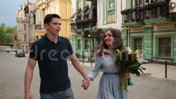 恋爱中的浪漫情侣漫步在城市街头视频的预览图