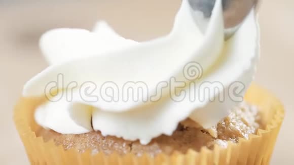 用奶油装饰杯形蛋糕使用烹饪袋糖果制造商为聚会制作纸杯蛋糕视频的预览图