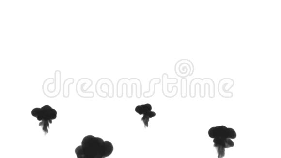 黑色墨水溶于水的白色背景与卢马哑光计算机仿真的三维渲染四股墨水视频的预览图
