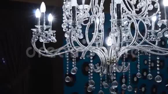 老式吊灯剪辑近在当代吊灯的水晶上是一种枝状装饰灯具视频的预览图