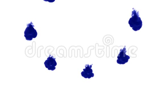 蓝墨水在白色背景上溶解在水中用Luma哑光计算机仿真的三维渲染墨水形成圆形视频的预览图
