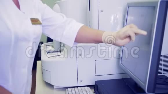 护士在监视器上打字同时在机器上进行血液测试4K视频的预览图