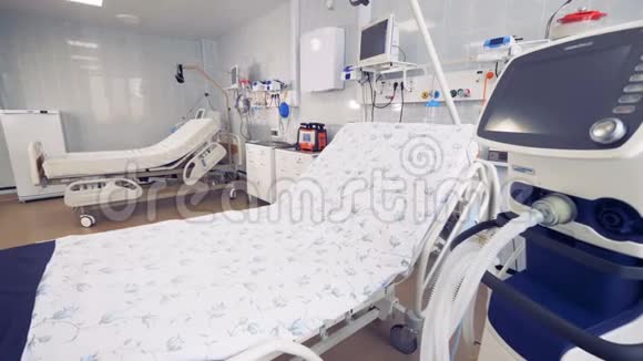 医院的病床上有医疗设备在他们附近的诊所4K视频的预览图