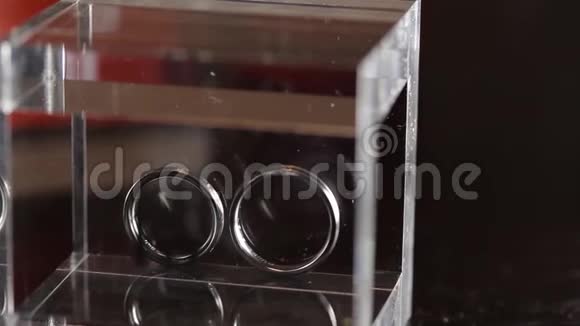 银婚戒指在玻璃盒子宏观特写拍摄钻石珠宝视频的预览图