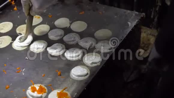泰国夜市上用椰子片烹饪异国情调的泰国煎饼的过程泰国菜的概念亚洲食物视频的预览图