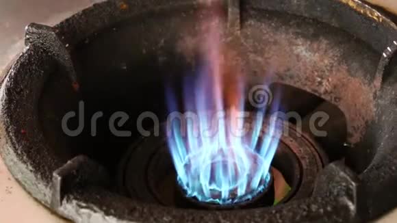 关上煤气炉的蓝色火焰视频的预览图