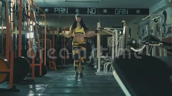 在体育健身中心锻炼跳绳的女性视频的预览图