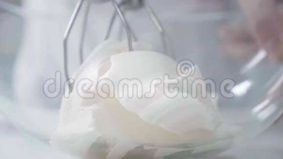 在碗里加入一个白色的鲜奶油或酸奶油视频的预览图