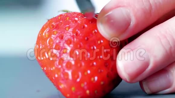在厨房用刀切草莓的概念特写镜头视频的预览图