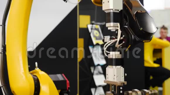 机器人手臂机床的运动部分媒体机器人手臂用钢坯来工作视频的预览图