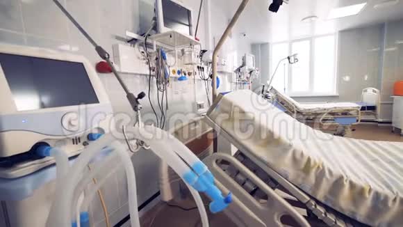 病人的医疗设备在急诊室的病床附近视频的预览图