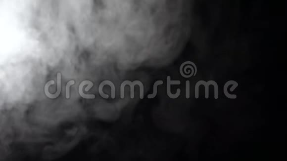 白色烟雾在黑色背景下以超慢的运动进入视频的预览图