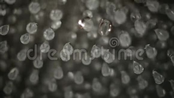 黄金婚戒焦点水晶宏观特写镜头钻石珠宝视频的预览图