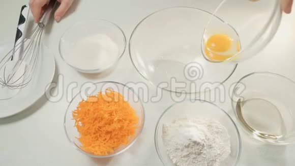 厨房里的桌子准备食物配料鸡蛋面粉白糖胡萝卜视频的预览图