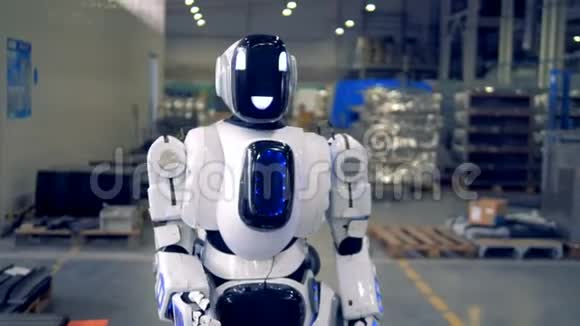 一个半机器人在工厂的地板上前进快关门视频的预览图