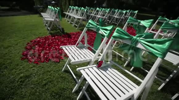 在开放仪式上摆放鲜花和装饰品的绿色结婚椅视频的预览图