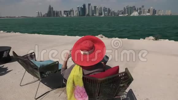 在卡塔尔放松的女人视频的预览图