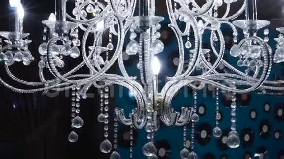 老式吊灯剪辑近在当代吊灯的水晶上是一种枝状装饰灯具视频的预览图