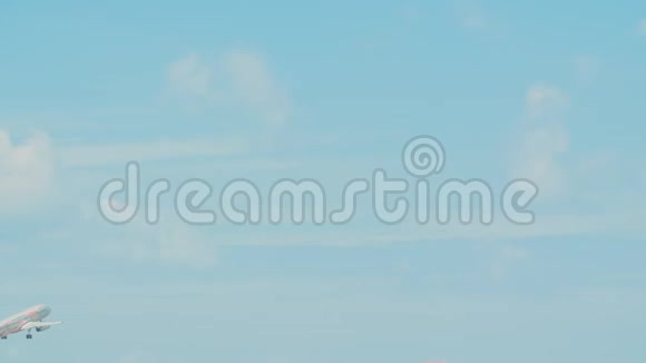 飞机在蓝天的映衬下从机场起飞视频的预览图