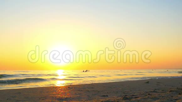 快乐的女孩在夕阳下沿着海滨奔跑视频的预览图