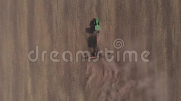 空中视频播种拖拉机收获农业小麦视频的预览图